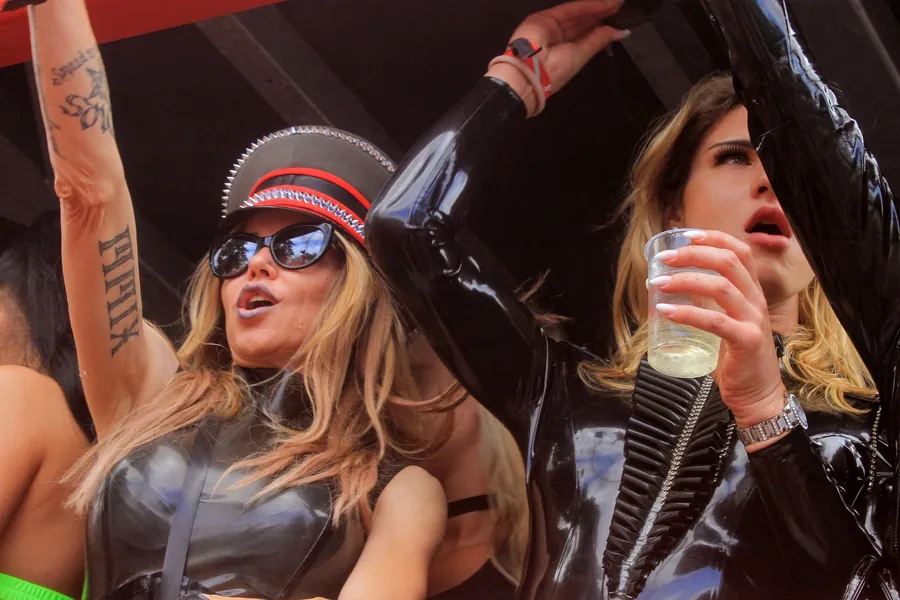Zwei Frauen feiern auf einer Party
