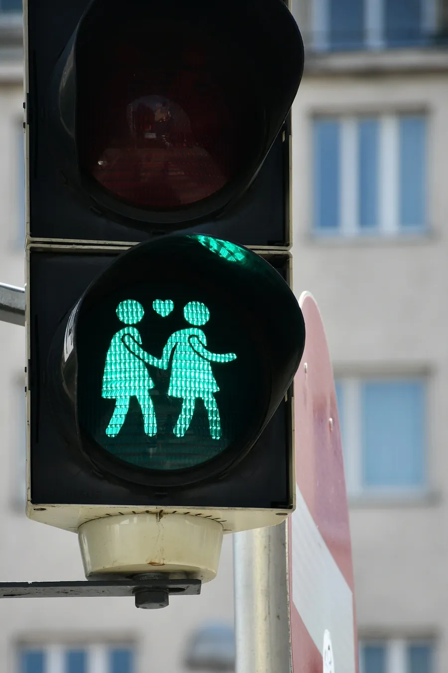 Ampel mit zwei Frauen als Ampelfiguren in Grün