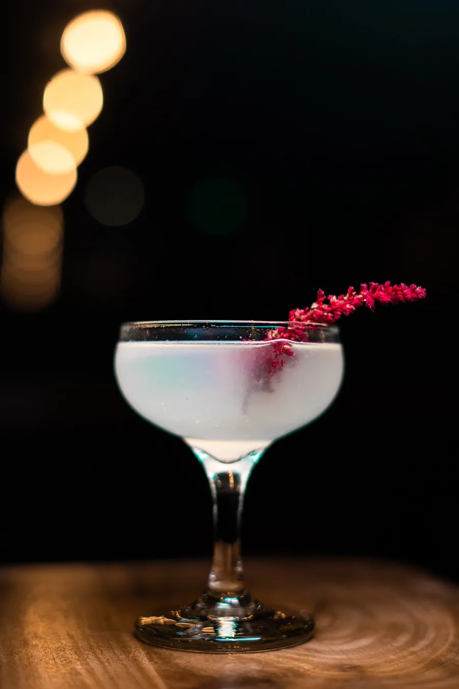 Cocktail mit Blüte auf einer Bartheke